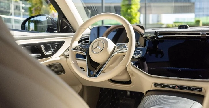 mb-eclass-front-view-slider